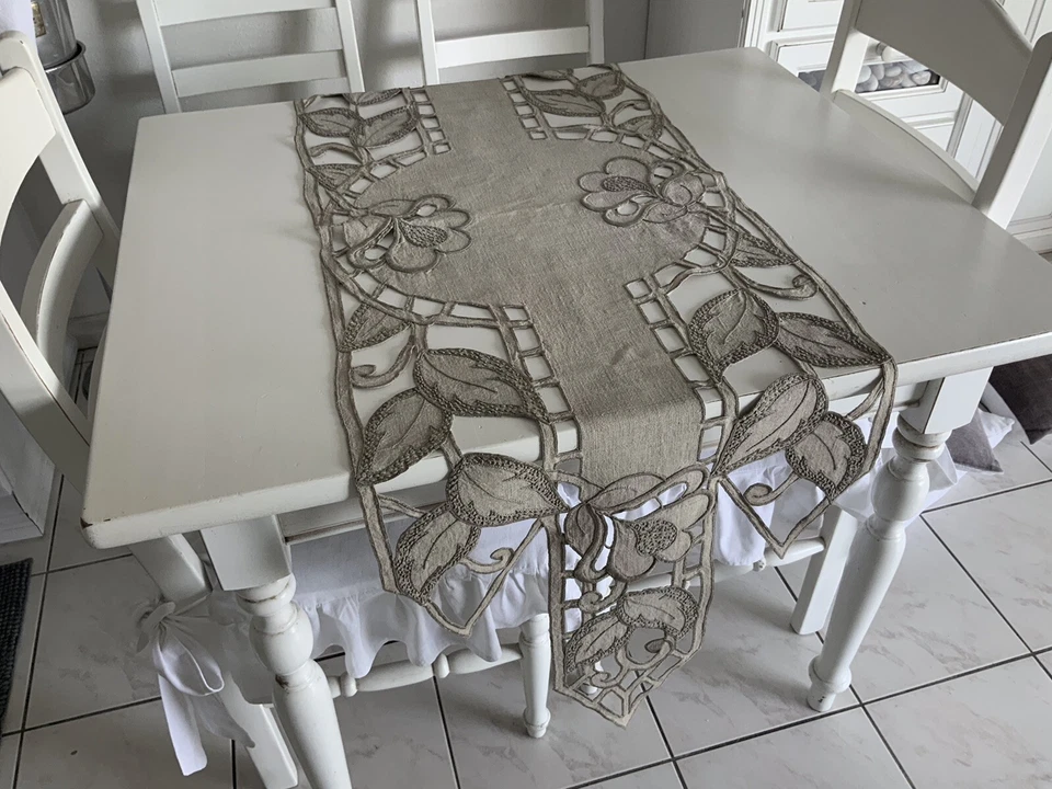 Linge Ancien Grand Chemin De TaBle Royal En Lin Bi Brodé De Feuilles Et Fleurs - Photo 2/4