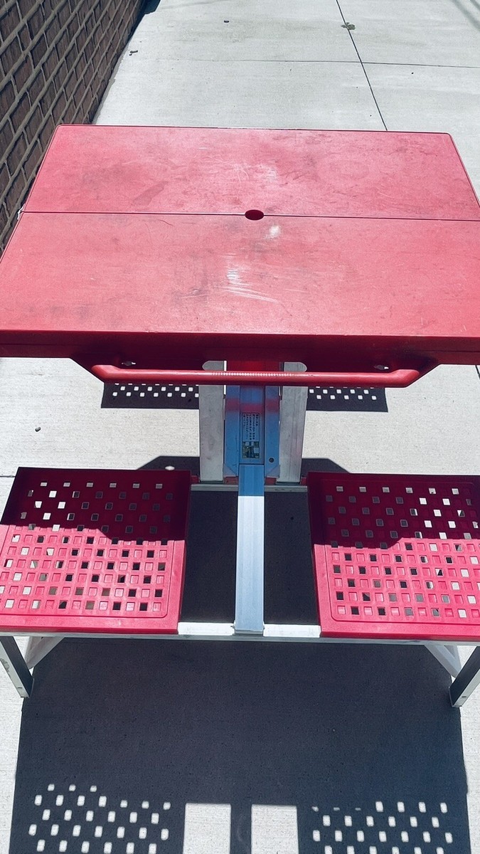 折りたたみ式赤いトラベルテーブル、椅子4人 Vintage Red Handy Folding Suitcase Picnic Versa Table Chair Set