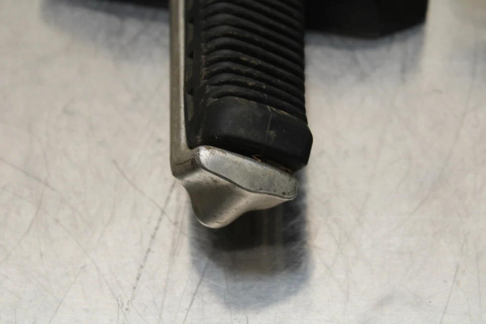 86 SUZUKI GS750ES REPOSAPIÉS DELANTEROS CLAVIJAS JUEGO PELDAÑOS PAR BB140 Foto 2 de 4