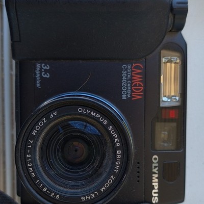 Olympus CAMEDIA C-3040ZOOM Compact Digital Camera 3.3 MP 3x Optical Zoom AF Lens