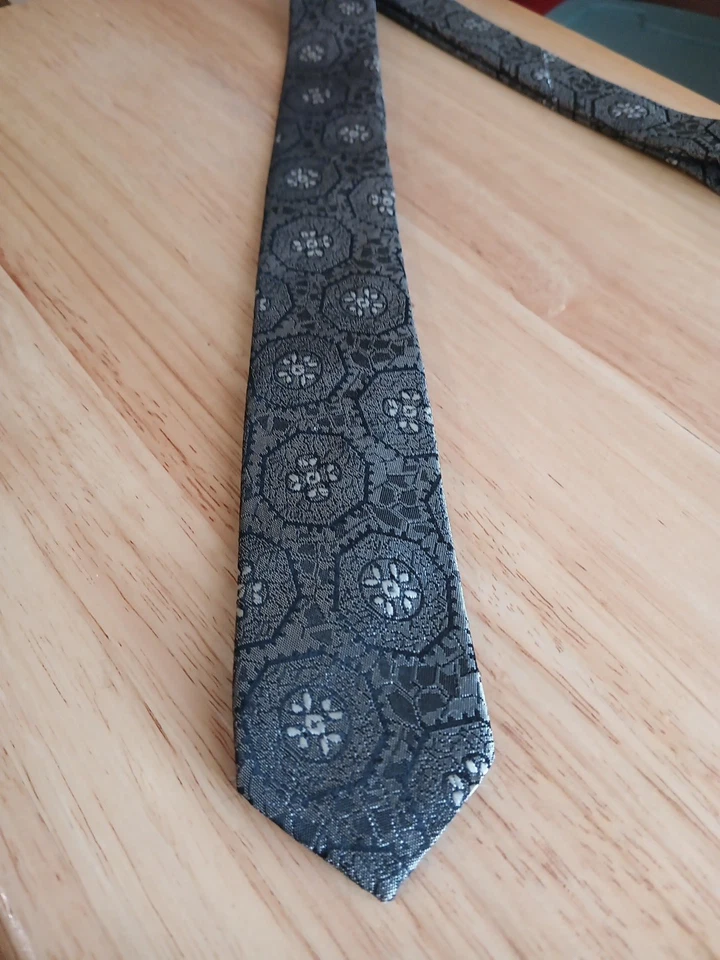Corbata de seda Brittania para hombre ajustada vintage plateada y negra floral geométrica... Foto 3 de 4