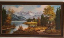 Rustikales Ölgemälde Landschaft – Berghütte am See mit Tannen und Alpenpanorama