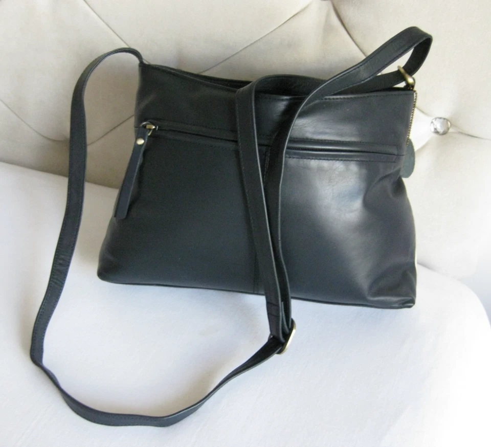 Ladies navy and cream handbag in soft genuine leather by Gigi - Image 2 of 4