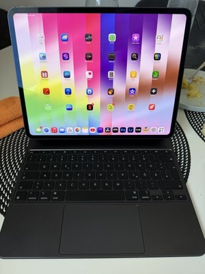 Apple iPad Pro 13-inch (M4) 256 GB + Magic Keyboard 