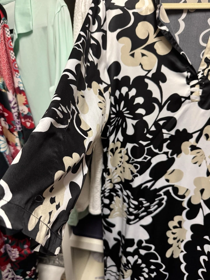 Ropa de salón Natori para mujer mediana satinada floral caftán negro blanco tostado Foto 3 de 4