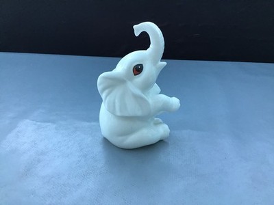 ROYAL OSBORNE WHITE BONE CHINA BABY ELEFANT SITZEND SELTEN 