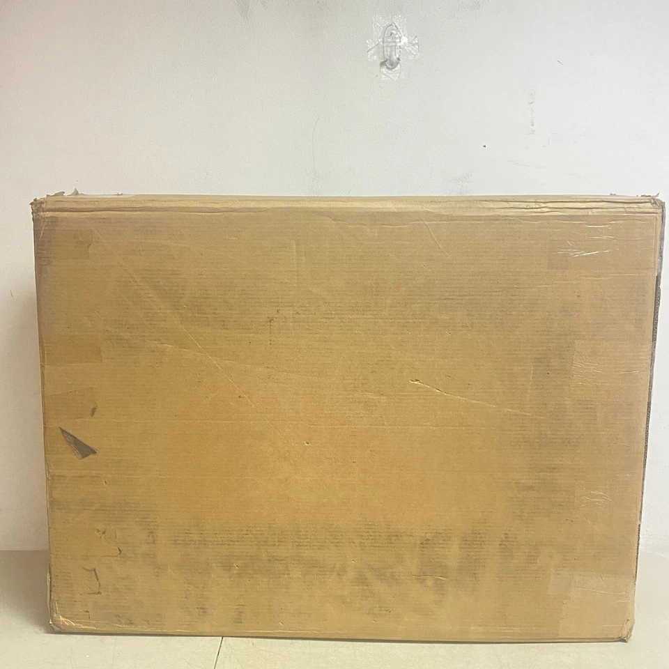 Tapa de tocador de granito Signature Hardware 31"x19"x3/4" con salpicadero - Grifo de 8" H,,, Foto 2 de 4