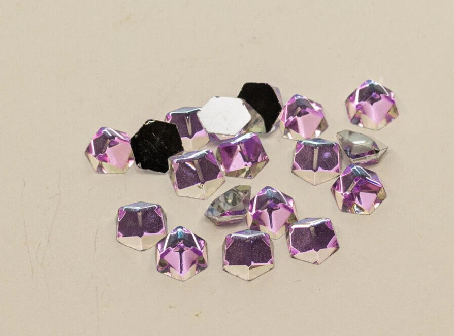 PAQUETE. 48 Preciosa vintage 8x8mm. LUZ VITRIAL 8 MM. Respaldos planos ROSA/PÚRPURA. Foto 3 de 4