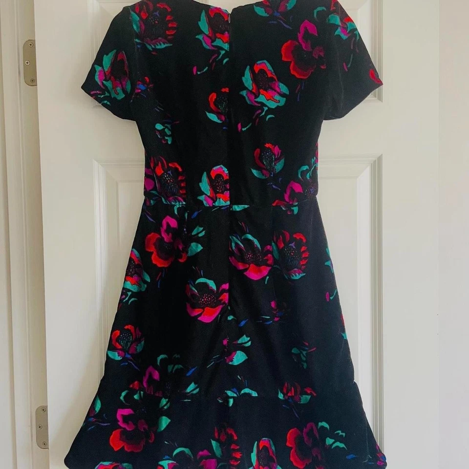 J. Vestido de terciopelo de manga corta Crew para mujer 4 negro frambuesa floral con volantes Foto 4 de 4