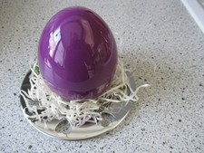 Osterei aus Porzellan  auf Metallteller von „Leonardo“