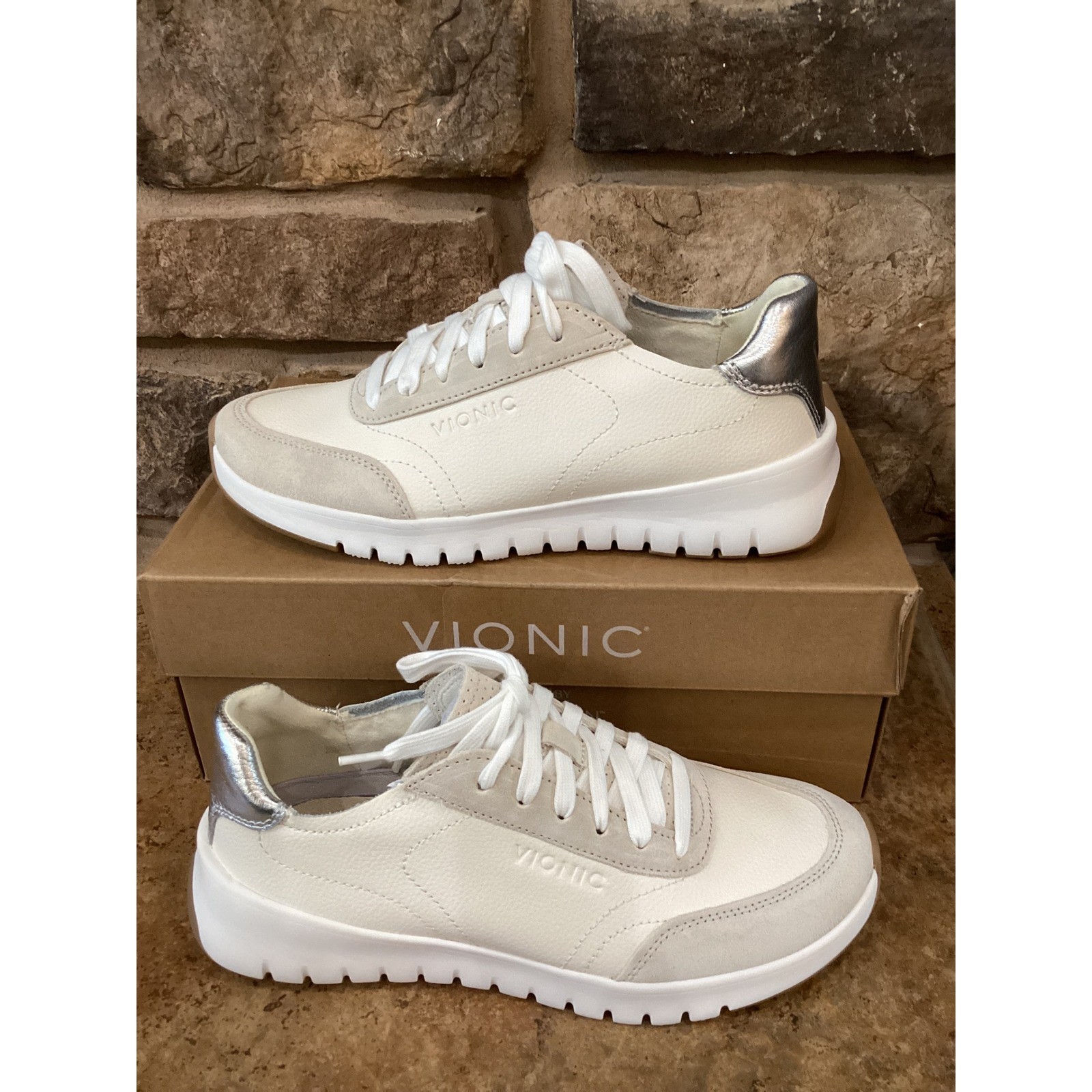 Zapatilla deportiva Vionic Uptown marfil plateada cuero metálico zapato para caminar mujer talla 7