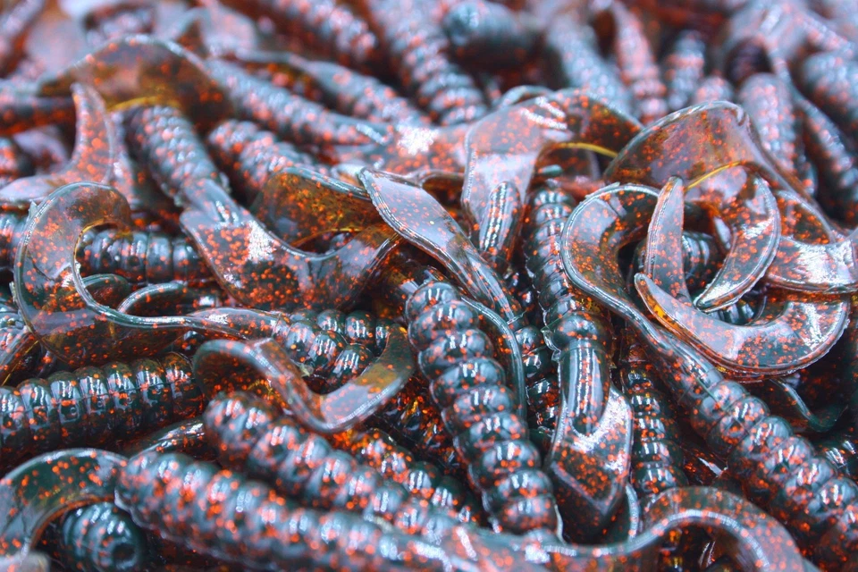 KILLER JIGS 4" Motor Oil Red Sparkle Twister Tail Grubs Walleye Bass Plastic Fishing Lures