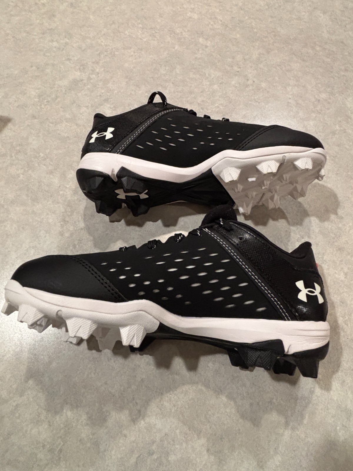 Boys Youth Under Armour Leadoff Low RM Jr 4.5Y Baseball Cleats Shoes 3025600-001 thumbnail 4