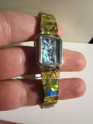 GENEVA MOTHER OF PEARL DIAL & BAND WATCH RUNS GREAT - FITS TO 7'' WRIST OFC-R2