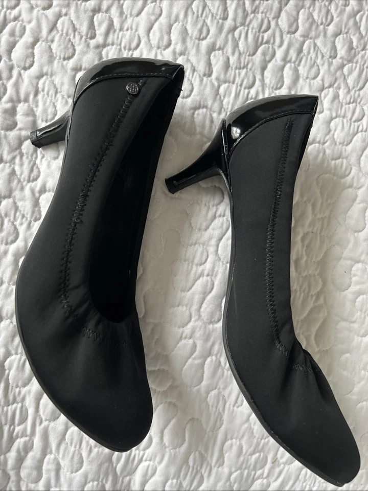 Zapatos de tacón alto Dana Buchman para mujer 9 M sin cordones tela negra punta cerrada logotipo Foto 3 de 4