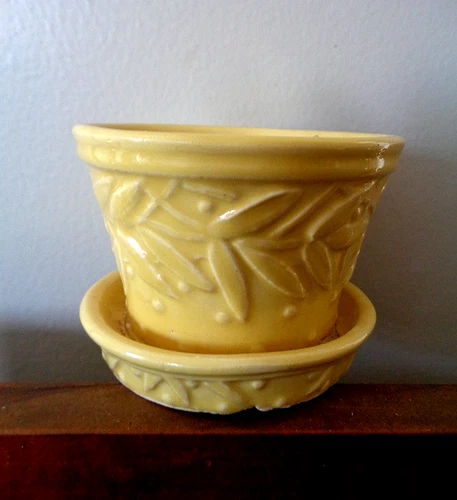 VINTAGE MCCOY LEAVES & BERRIES PLANTER