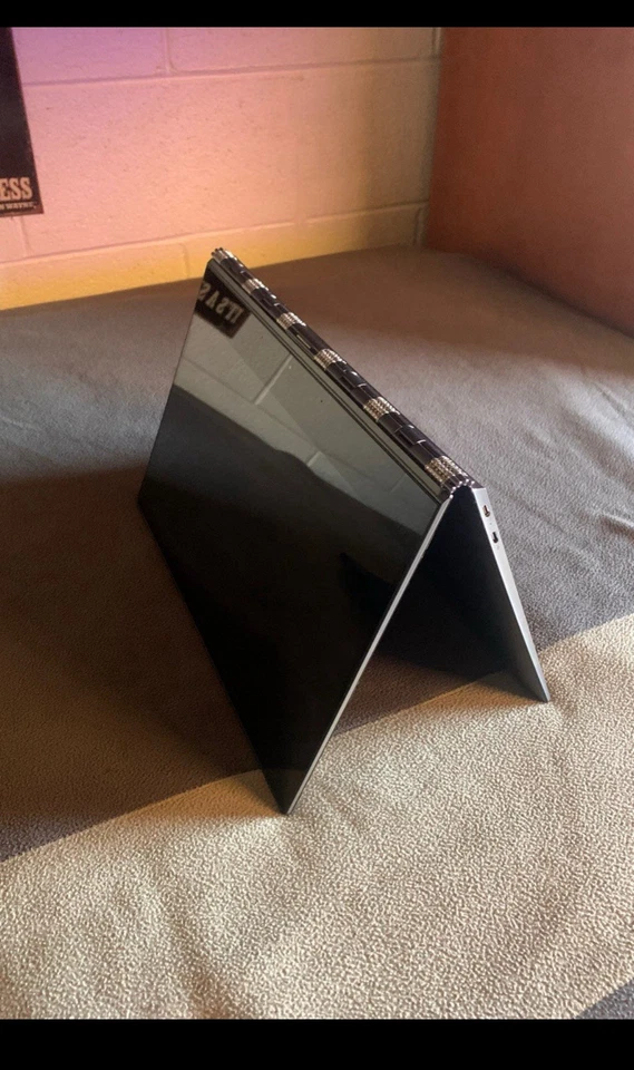 Lenovo Yoga 910-13IKB 14" Táctil 80VF Intel i7-7500U 2.7GHz 16G 1TB SSD 2 en 1 Foto 4 de 4