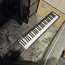 Alesis V61 - 61 Key Usb Midi Keyboard Controller With 8 Backlit Pads