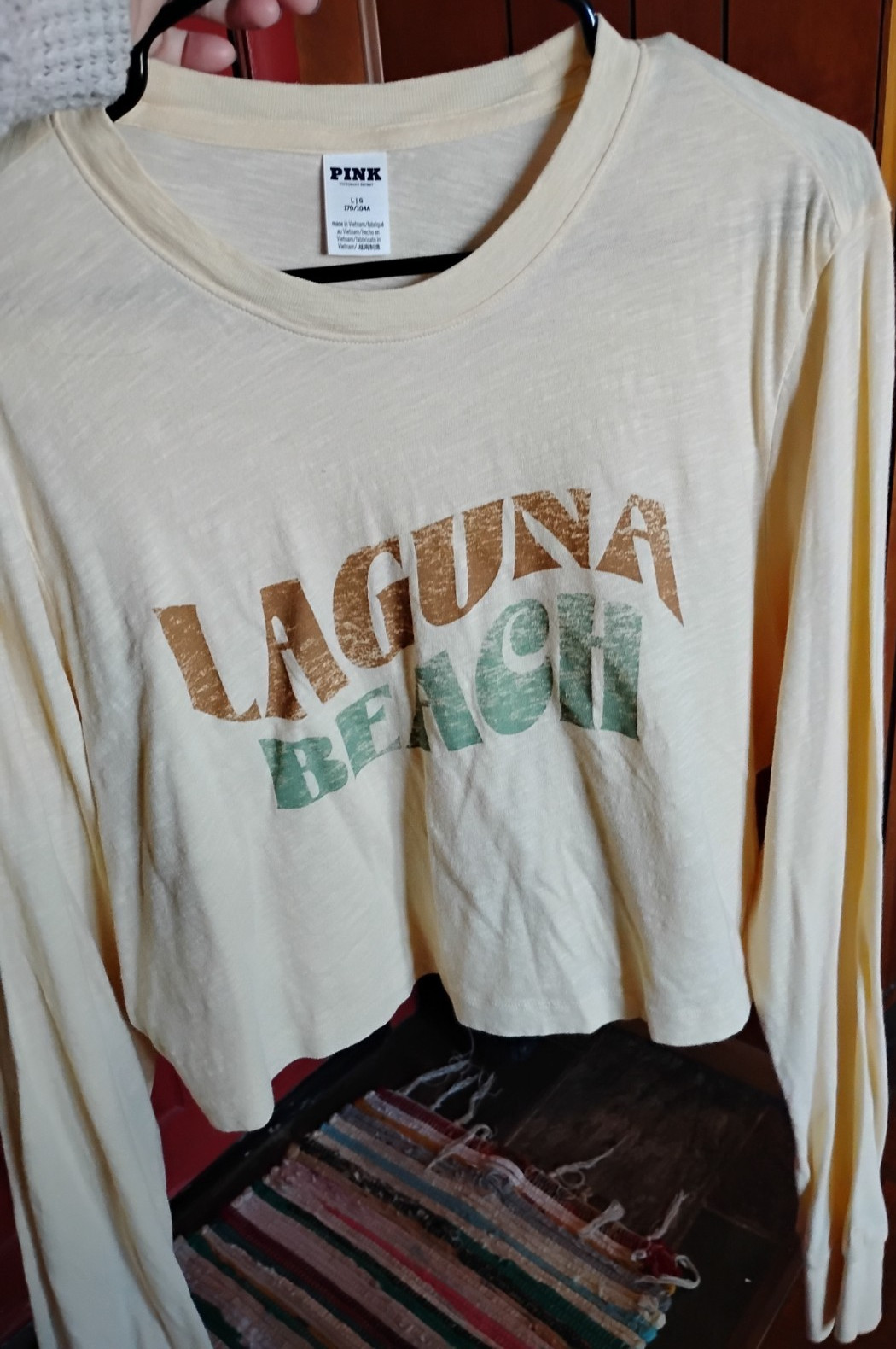PINK Victoria's Secret Women's Beige Graphic Print Cropped Long Sleeve T-Shirt L