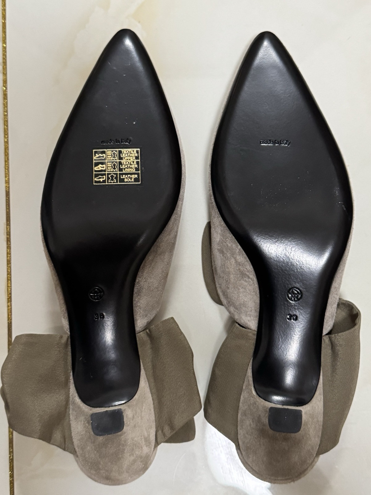 FILA Auth THE ROW Sandali da donna in fibra chimica scamosciata grigio beige