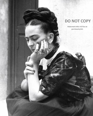 FRIDA KAHLO MEXICAN PAINTER - 8X10 PHOTO (MW-779)