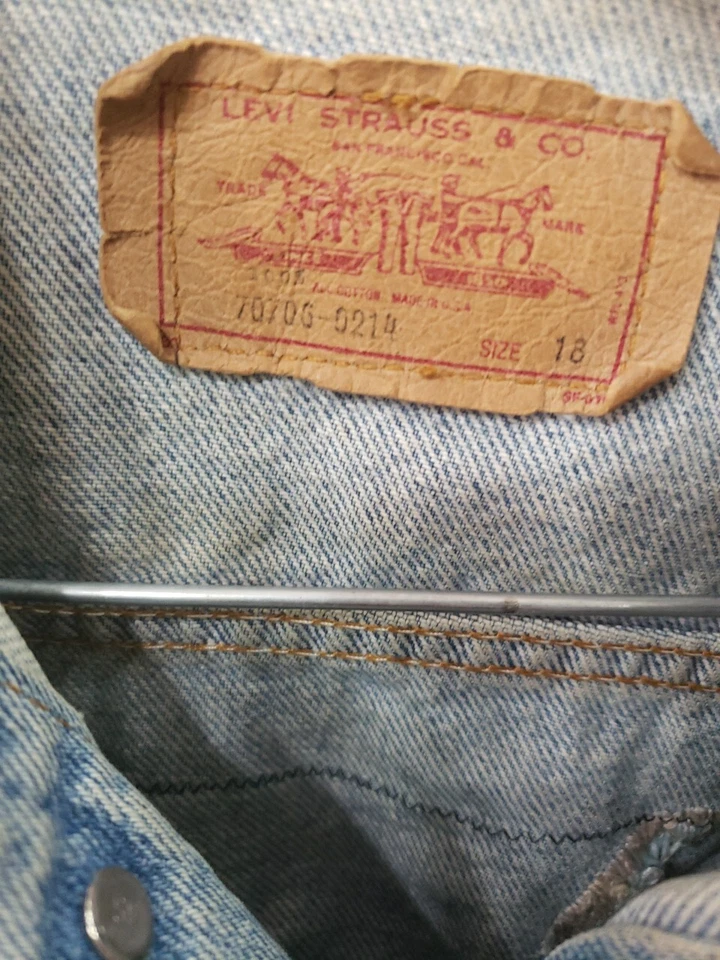 Chaqueta Levi Jean Mediana Hecha a Medida - Forma Mariposa | Una Pieza Foto 2 de 4