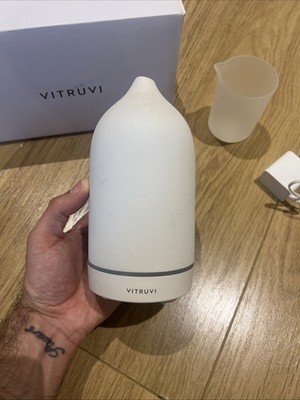 Vitruvi ätherisches Öl Aroma Stein Diffusor mit amerikanischem Stecker, Box und Tasse