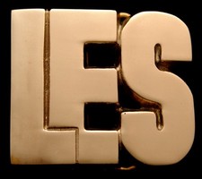 MH02139  NOS  VINTAGE 1970s/80s CUT-OUT NAME  LES  SOLID BRASS BUCKLE
