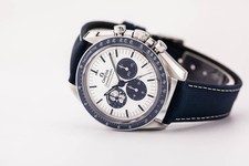 Omega Speedmaster Silver Snoopy 310.32.42.50.02.001