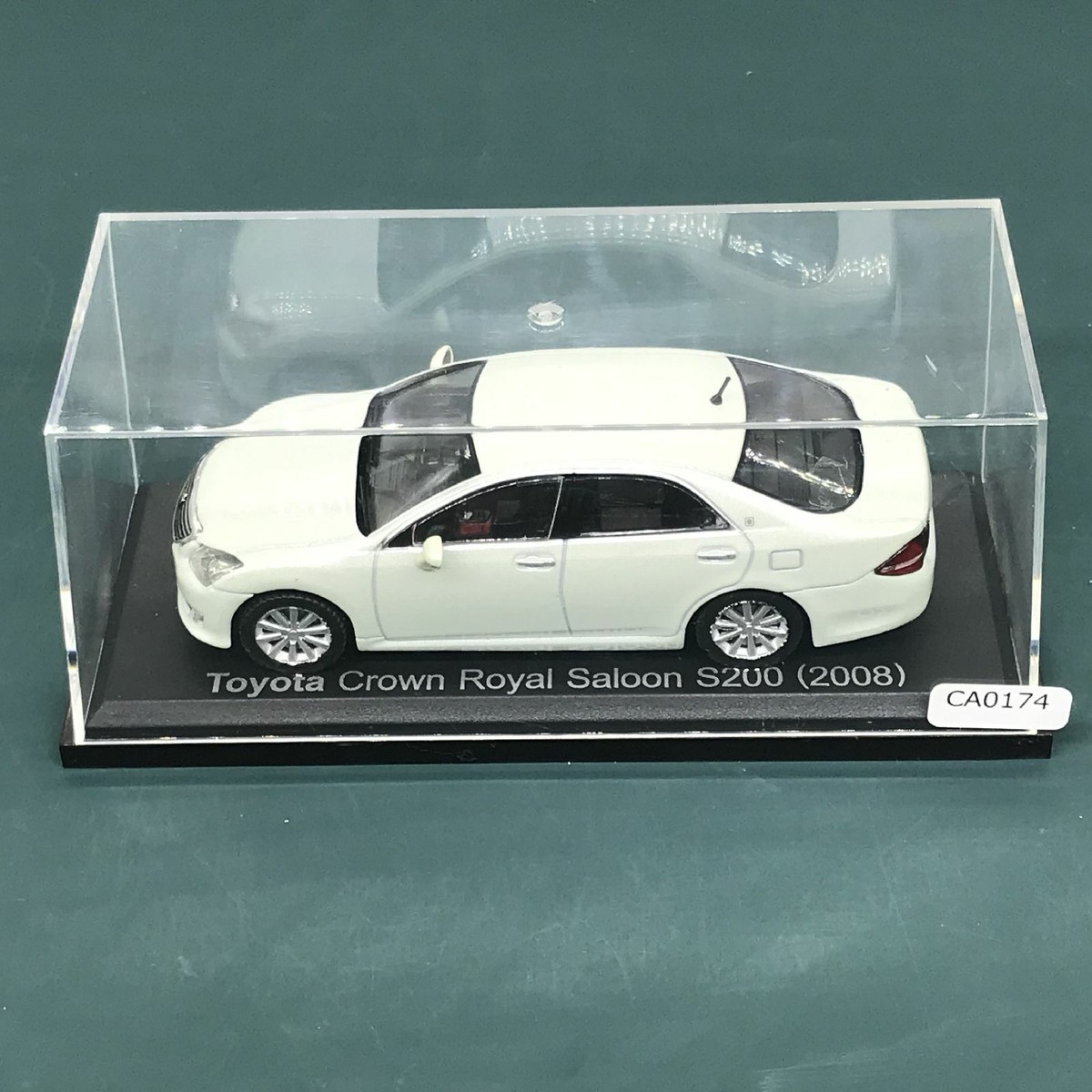 Mini Car Toyota Crown Royal Saloon 2008 White 1/43 Scale Box Mini Car Toyota Crown Royal Saloon 2008 White 1/43 Scale Box