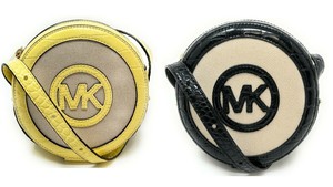 michael michael kors fulton small logo debossed leather canteen crossbody bolsa