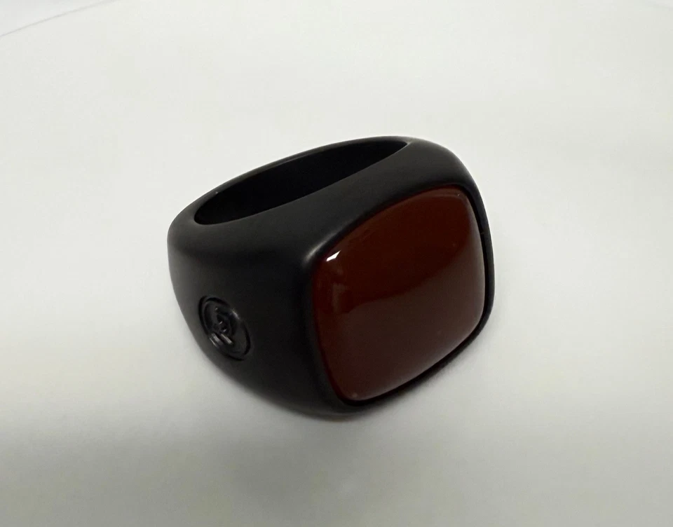 Anillo de sello de cornalina de titanio negro para hombre David Yurman talla 10 Foto 2 de 4