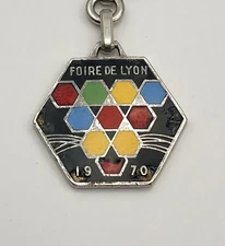 PORTE CLÉ - FOIRE DE LYON 1970 / ERVE MORVAN / AUGIS ÉMAILLÉ / Vintage Keychain 