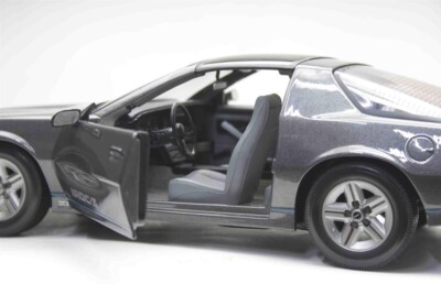 1/18 Sunstar 1985 Chevrolet Chevy Camaro IROC-Z Coupe Grey Diecast