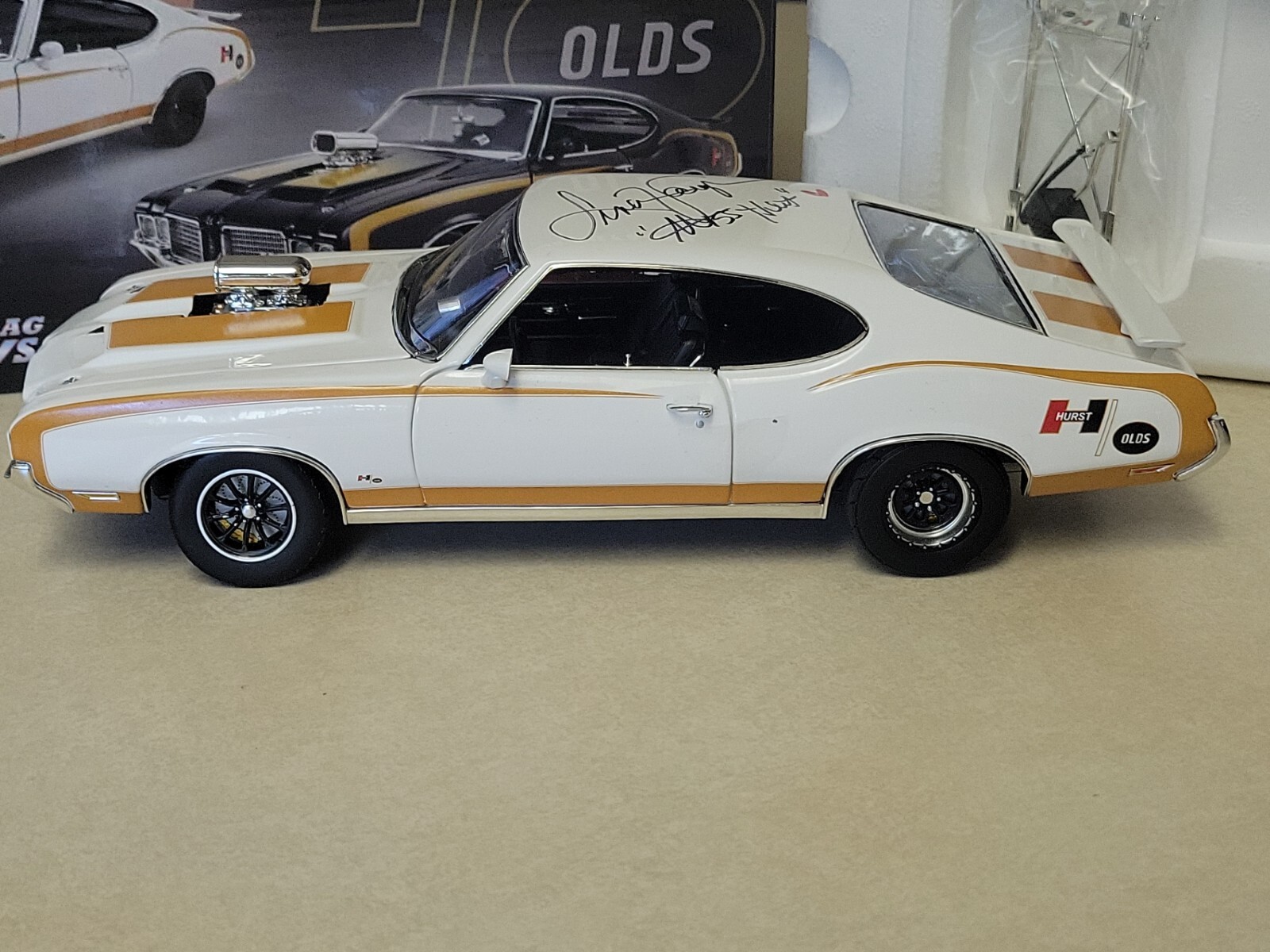 1:18 Acme 1972 Oldsmobile 442 Hurst Drag Outlaws Signed Linda Vaughn ...