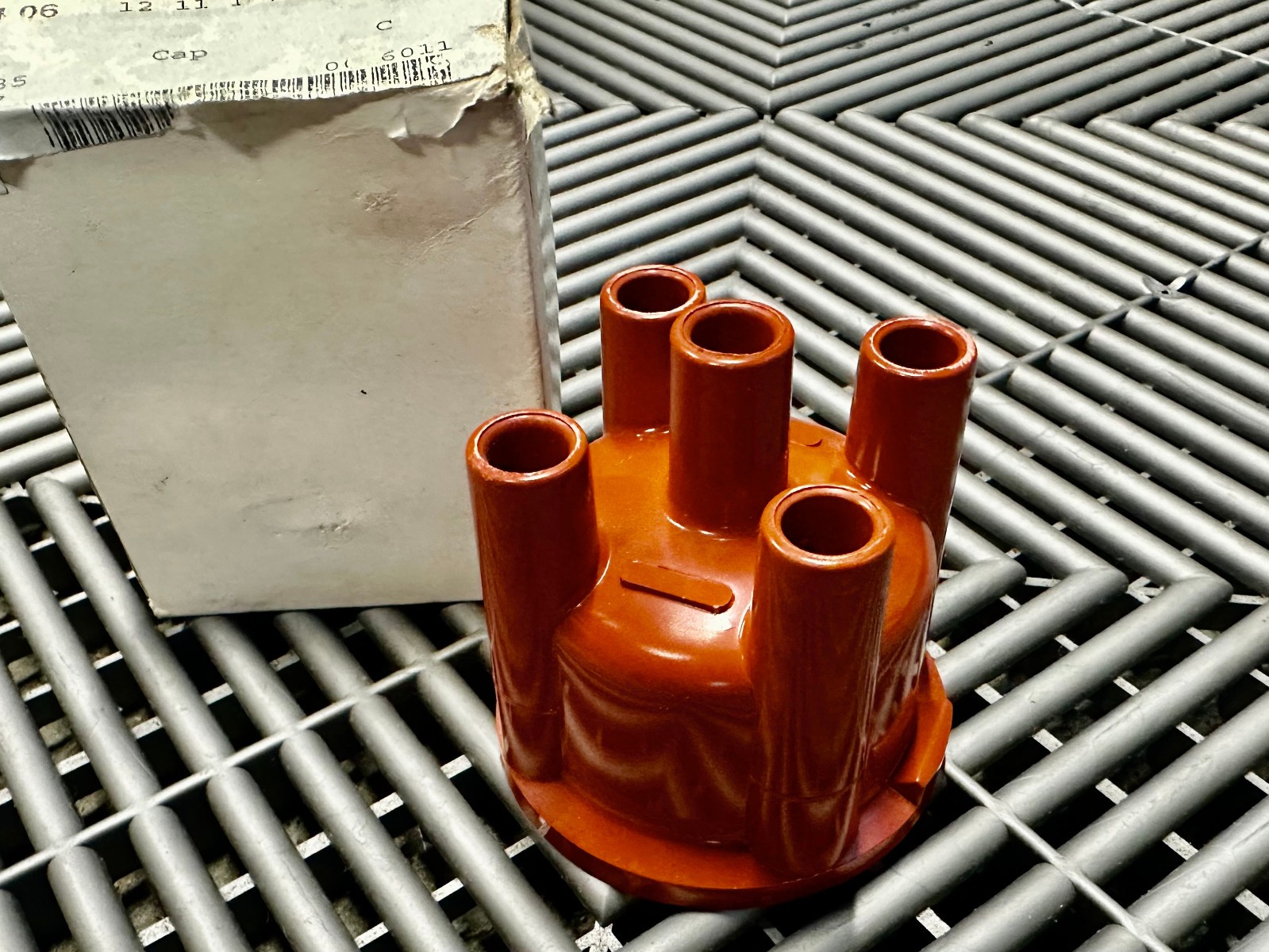 12111706122 - Genuine BMW Distrubitor Cap M10 E12 E21 E28 E30 NOS 320i 318i