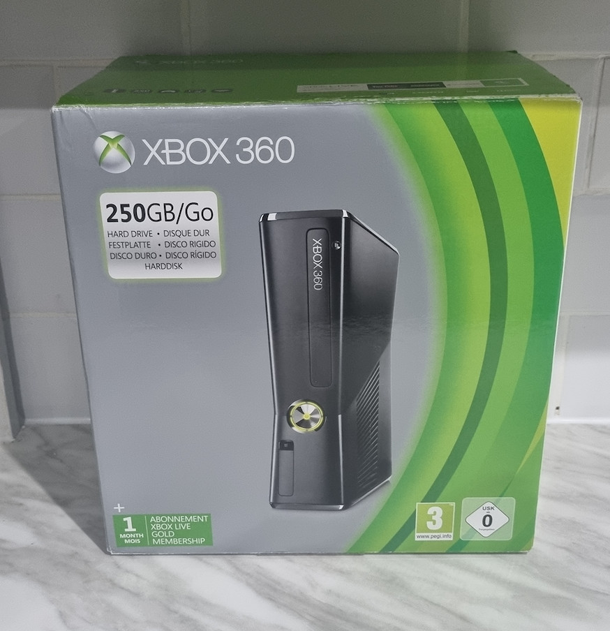 Microsoft Xbox 360 Slim 250 verpackt