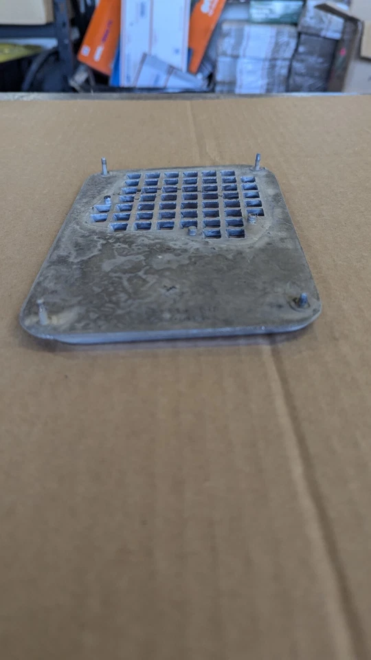 1970 1971 1972 Buick Skylark GS IZQUIERDO LH capó ventilación inserto fabricante de equipos originales - tiene 1 poste roto Foto 4 de 4