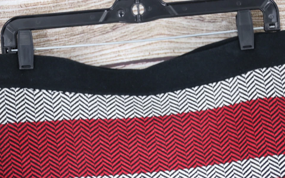Falda recta tejida a rayas negra roja talla mediana Elle para mujer Foto 2 de 4