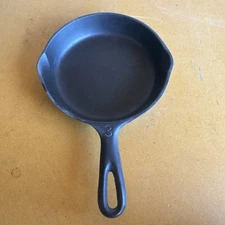 Vollrath (Unmarked) Cast Iron Skillet, #3, circa 1920-1940.