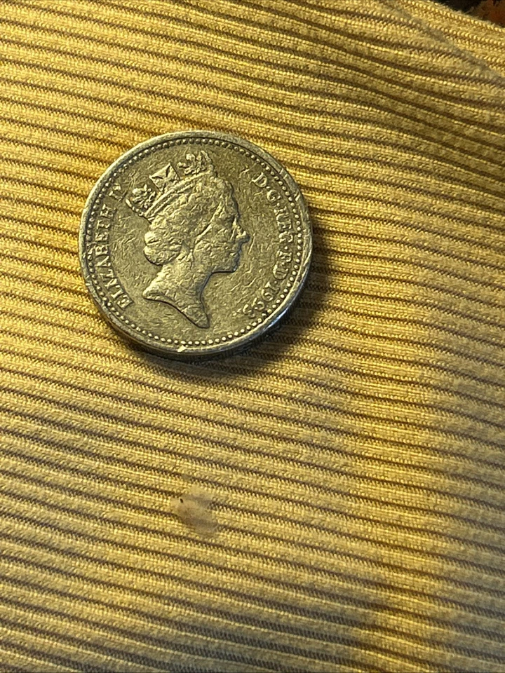 *1993 Royal Arms One Pound Coin British Elizabeth II “DECUS ET TUTAMEN” - Image 4 of 4