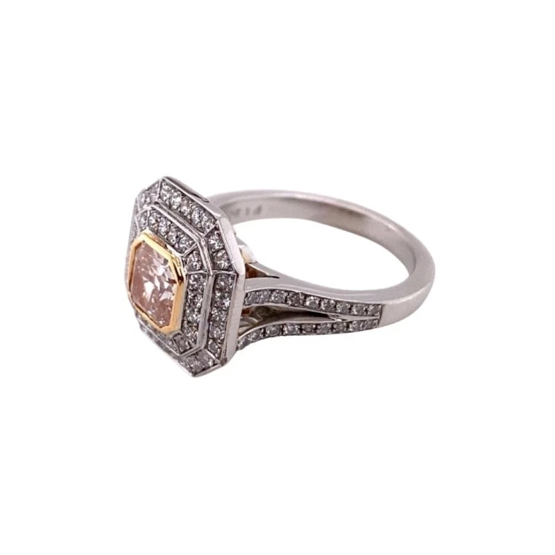 Anillo de compromiso estilo halo de platino de diamantes rosados 0,81 quilates diamante rosa GIA Foto 2 de 4