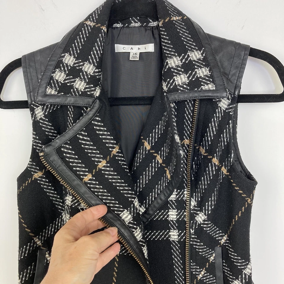 Chaleco Cabi Negro Mezcla de Lana a Cuadros con Borde de Cuero Sintético Talla XS Foto 4 de 4