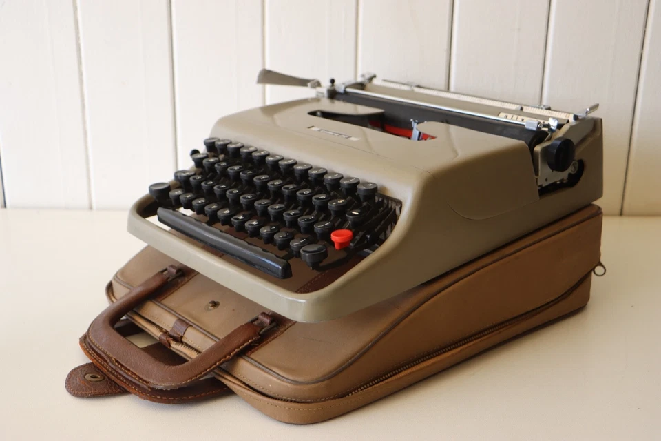 Excellent Condition - OLIVETTI Lettera 22 Portable Typewriter + Original Case - Image 2 of 4