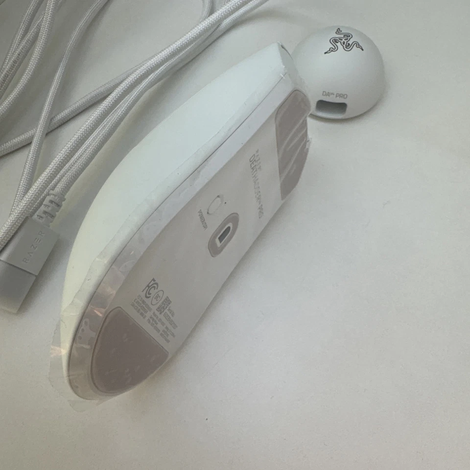 Razer DeathAdder V4 Pro Ultra-lightweight Ergonomics Wireless Gaming Mouse White - Image 3 of 4