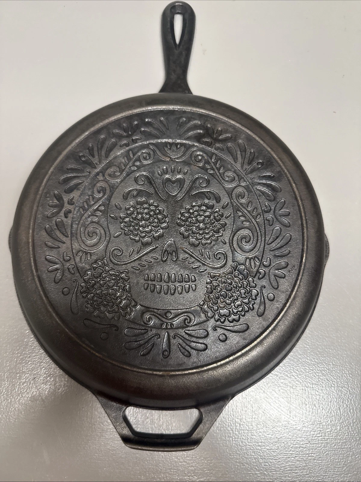 Lodge 10.25IN Seasoned CAST IRON SKILLET W/SUGAR SKULL L8SKULL