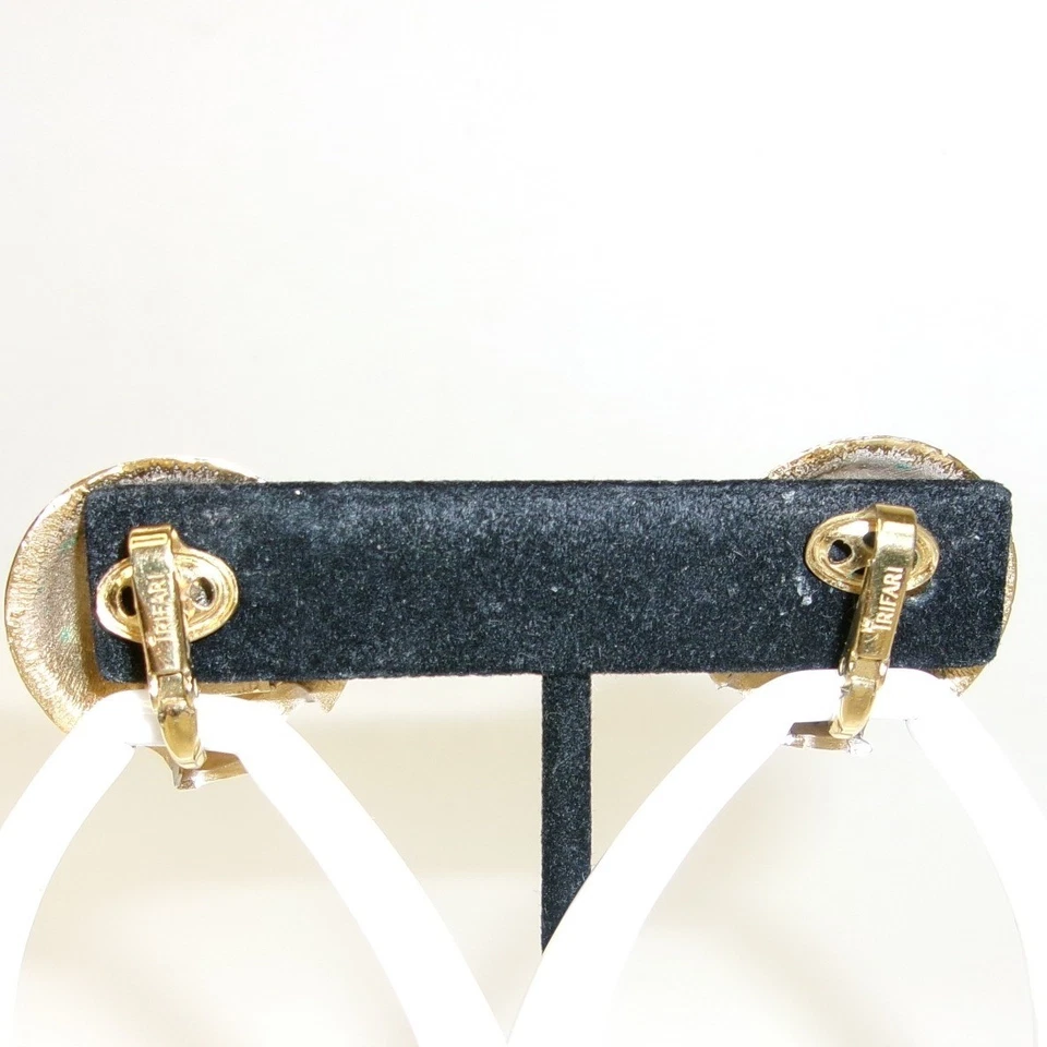 Pendientes de aro vintage Crown Trifari grandes esmaltados blancos Foto 4 de 4