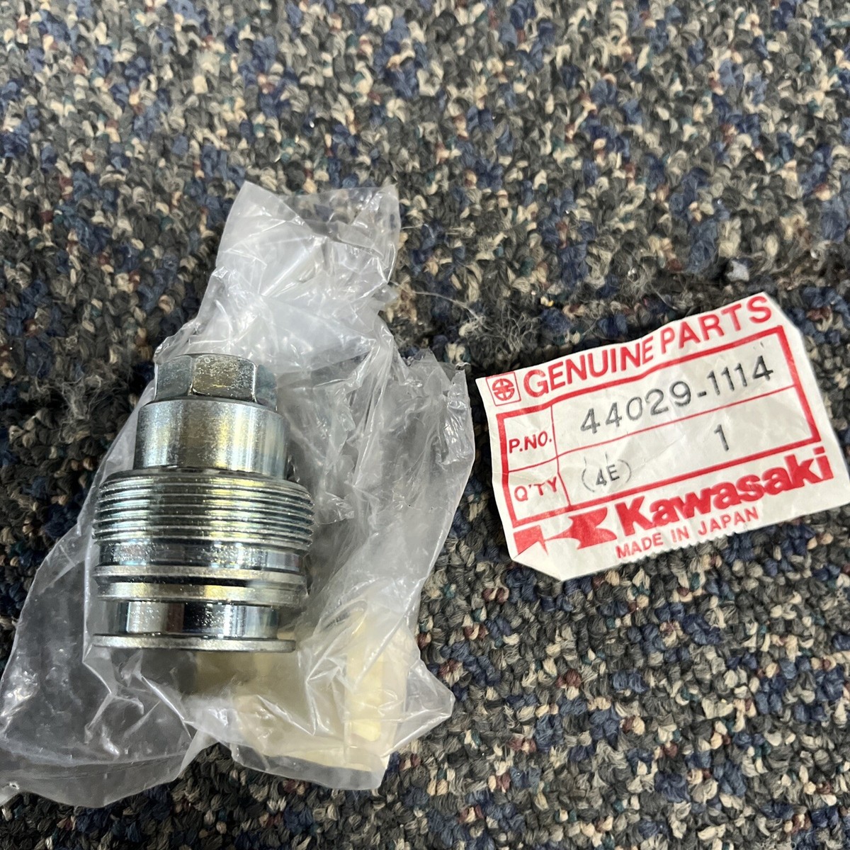 8.029様 GENUINE KAWASAKI ZX900 1989 RIGHT HAND SEAT FORK SPRING 44029-1114