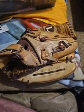 Louisville slugger fast pitch 12.5 Inch Glove Goes On Left Throw With Right