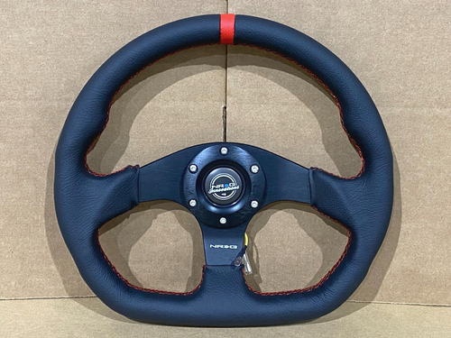 Volant Sport Daim Fond Plat 3 Branches NRG RST-024MB - Bande Rouge, Avec Housse Cuir, Diamètre Probable 350mm, Fixation Universelle